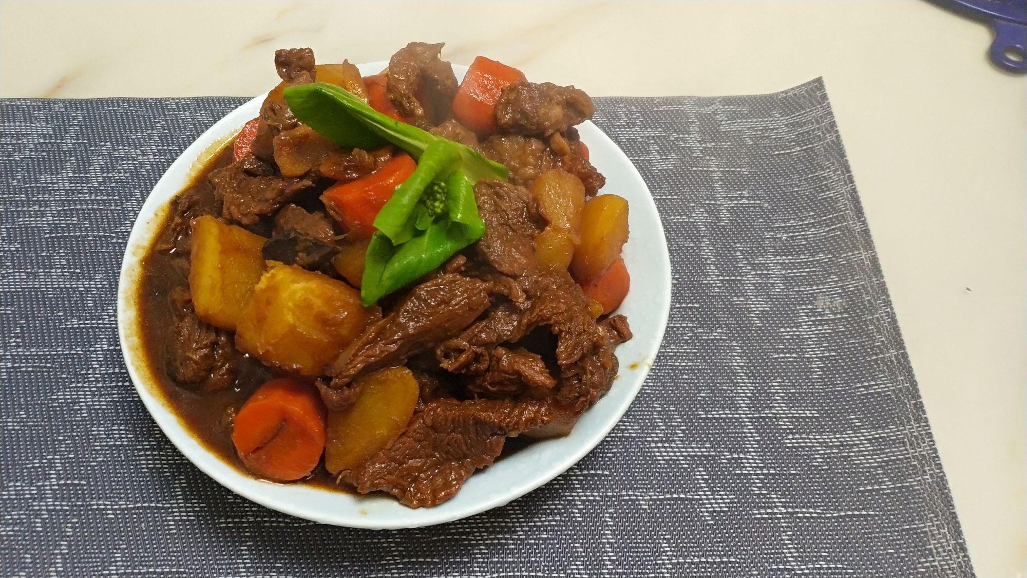 胡蘿卜土豆燉牛肉的做法-家常味燉菜譜