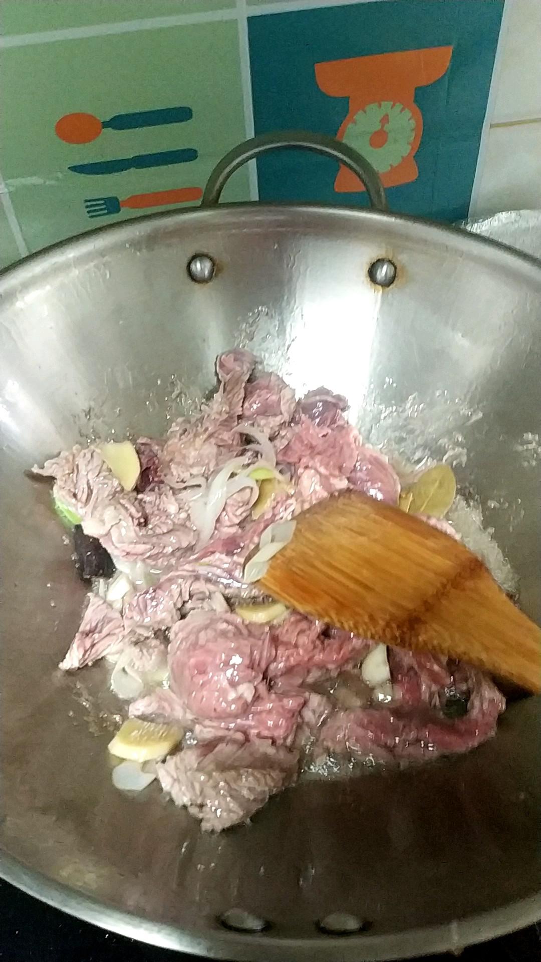 胡蘿卜土豆燉牛肉的做法-家常味燉菜譜