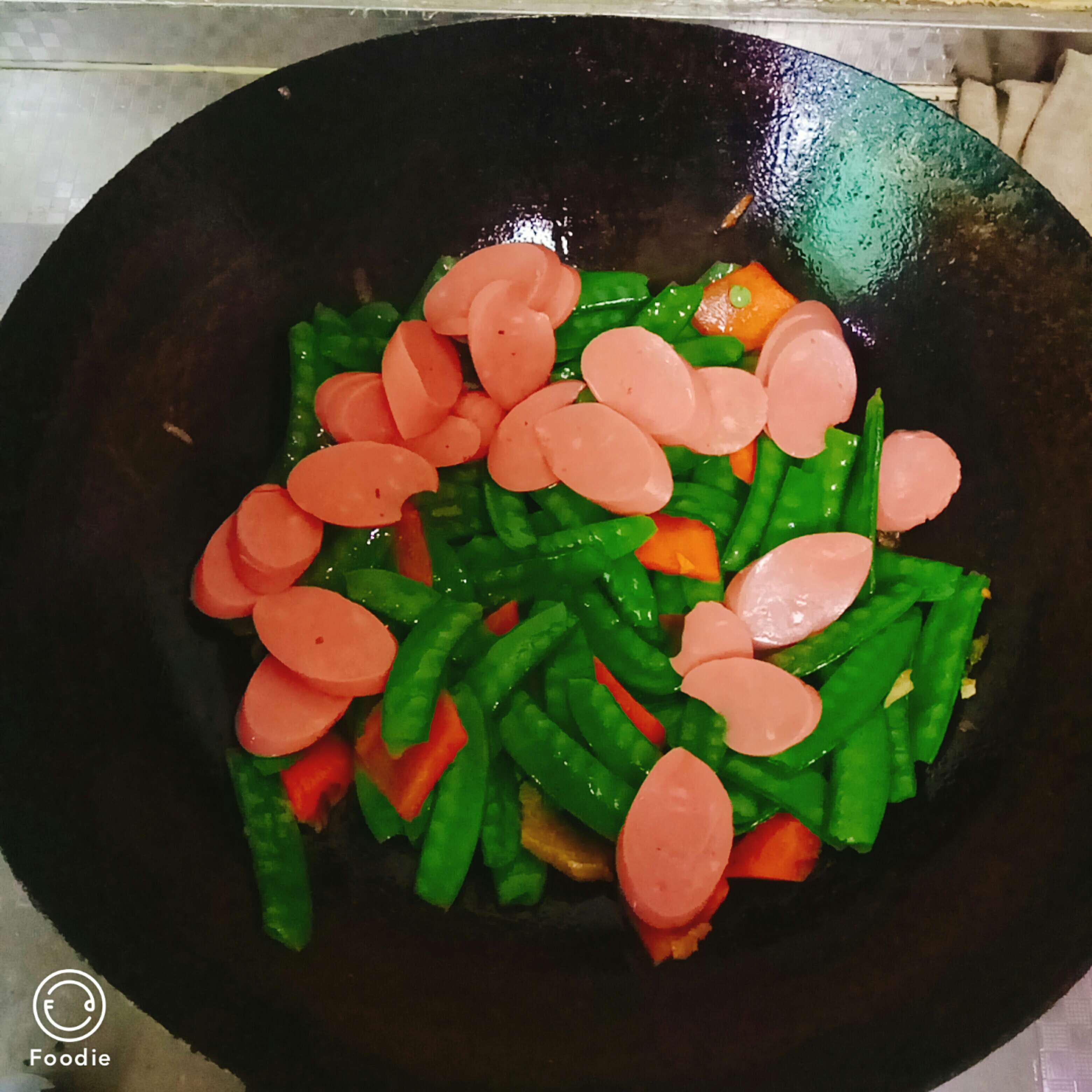 荷蘭豆火腿腸的做法-家常味炒菜譜