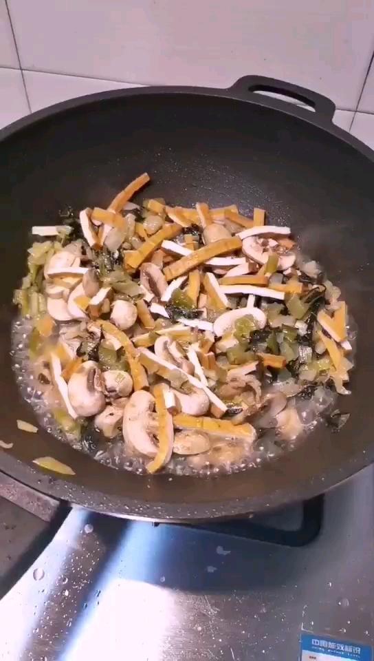 咸菜炒豆干的做法-咸鮮味炒菜譜
