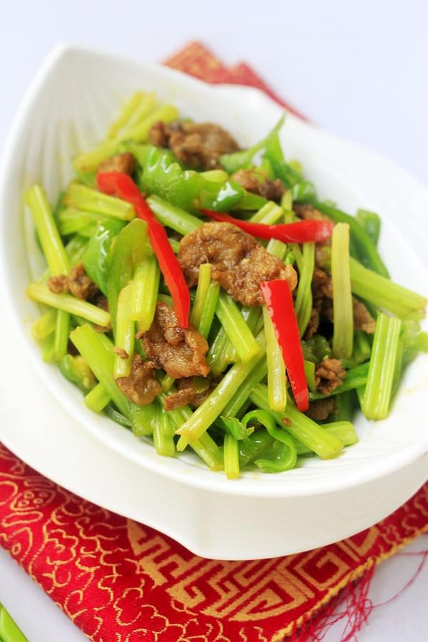 毛芹菜炒油渣的做法-家常味炒菜譜-易網(wǎng)健康養(yǎng)生網(wǎng) 毛芹菜炒油渣的做法-家常味炒菜譜