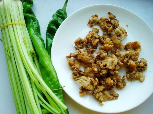 毛芹菜炒油渣的做法-家常味炒菜譜-易網(wǎng)<a href=http://m.henggaotouzi.com/ target=_blank class=infotextkey>健康養(yǎng)生</a>網(wǎng) 毛芹菜炒油渣的做法-家常味炒菜譜