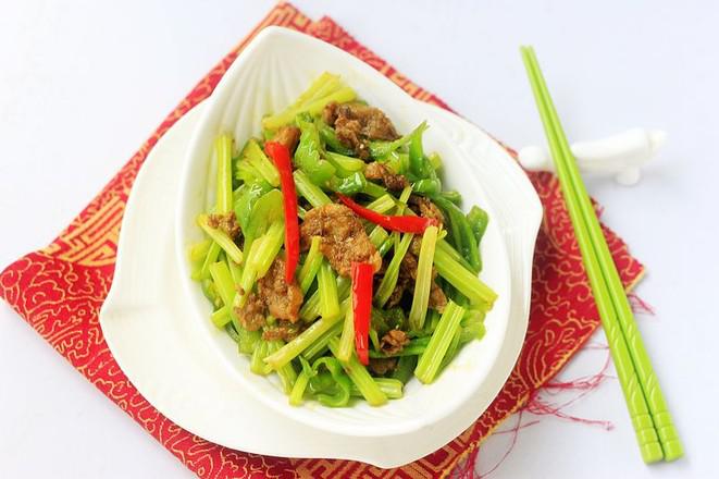 毛芹菜炒油渣的做法-家常味炒菜譜-易網(wǎng)健康養(yǎng)生網(wǎng) 毛芹菜炒油渣的做法-家常味炒菜譜