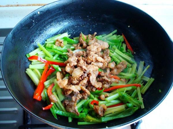 毛芹菜炒油渣的做法-家常味炒菜譜-易網(wǎng)健康養(yǎng)生網(wǎng) 毛芹菜炒油渣的做法-家常味炒菜譜