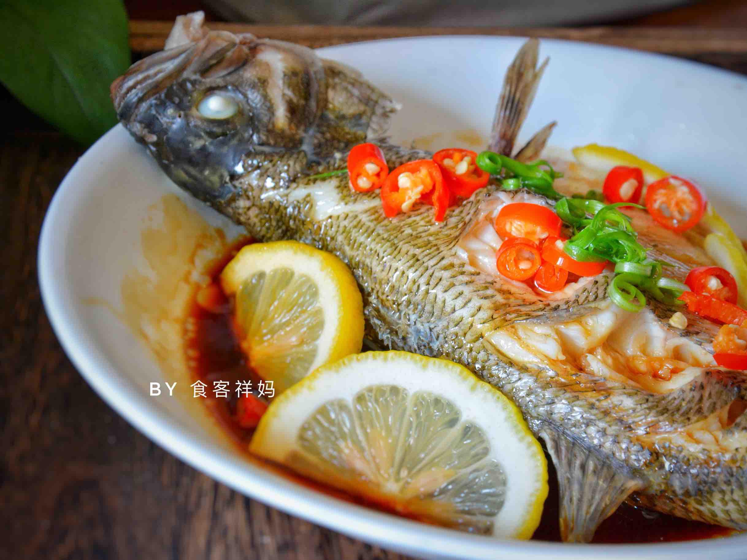 酸辣檸檬蒸鱸魚的做法-酸辣味蒸菜譜