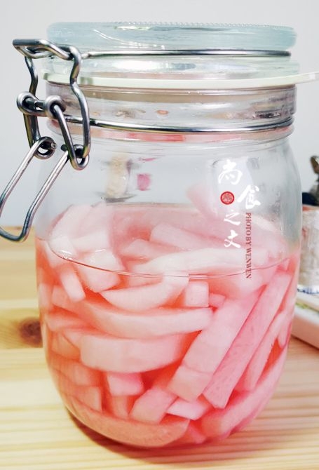 春天里要做好看的泡菜—胭脂蘿卜的做法-酸甜味腌菜譜-易網健康養生網 春天里要做好看的泡菜—胭脂蘿卜的做法-酸甜味腌菜譜