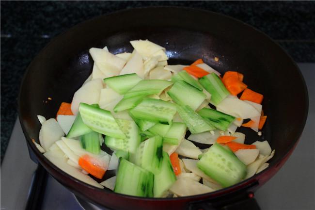 筍炒黃瓜片的做法-家常味炒菜譜