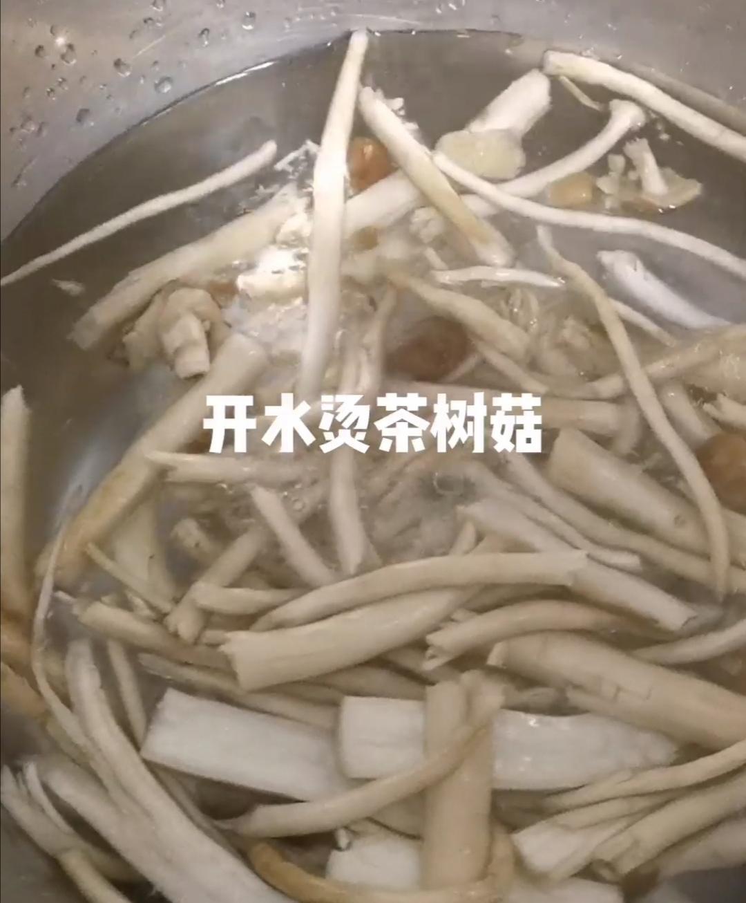 茶樹菇胡蘿卜炒雞肉的做法-家常味炒菜譜