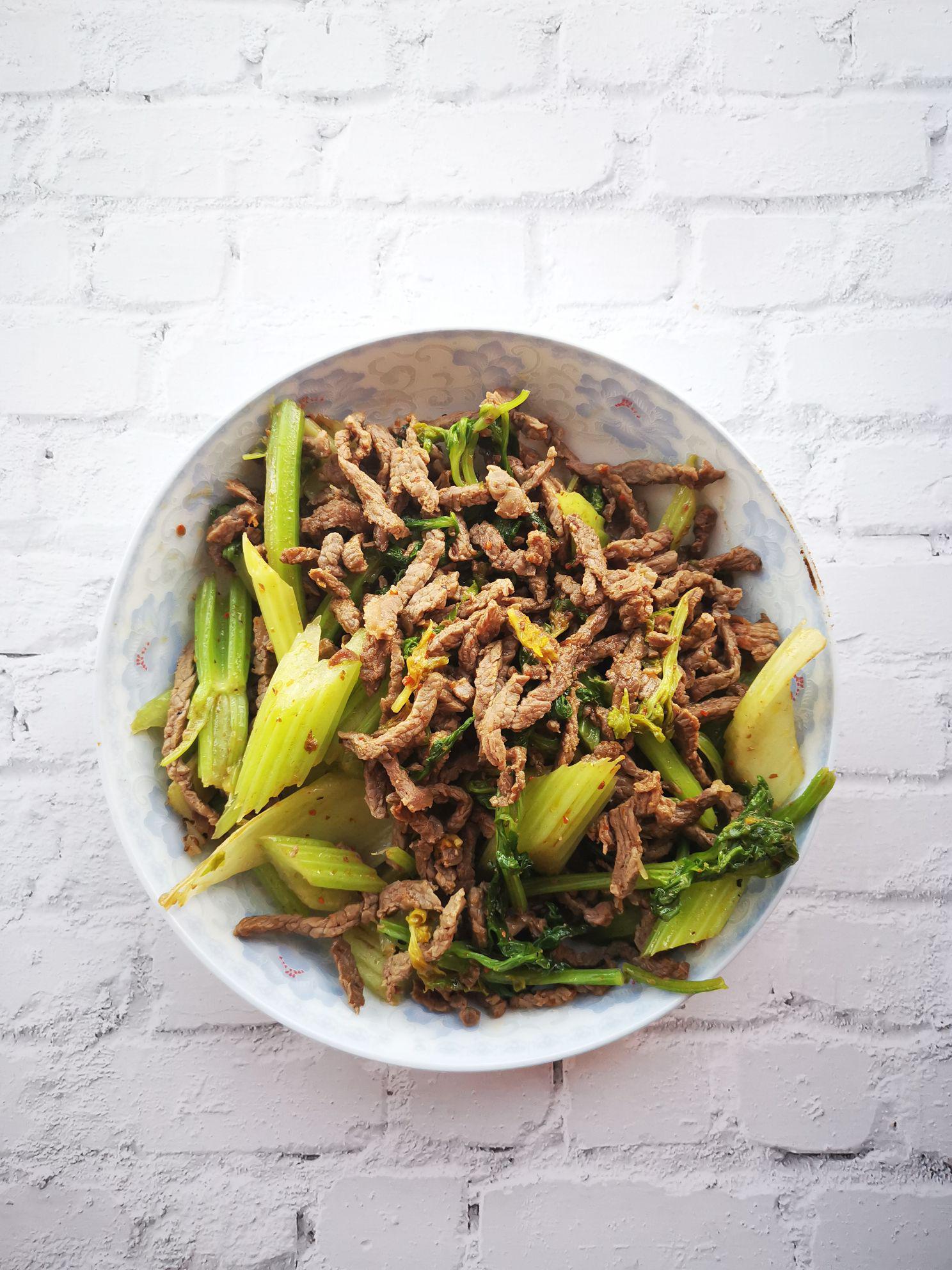 芹菜炒牛肉絲的做法-家常味炒菜譜-易網健康養生網 芹菜炒牛肉絲的做法-家常味炒菜譜