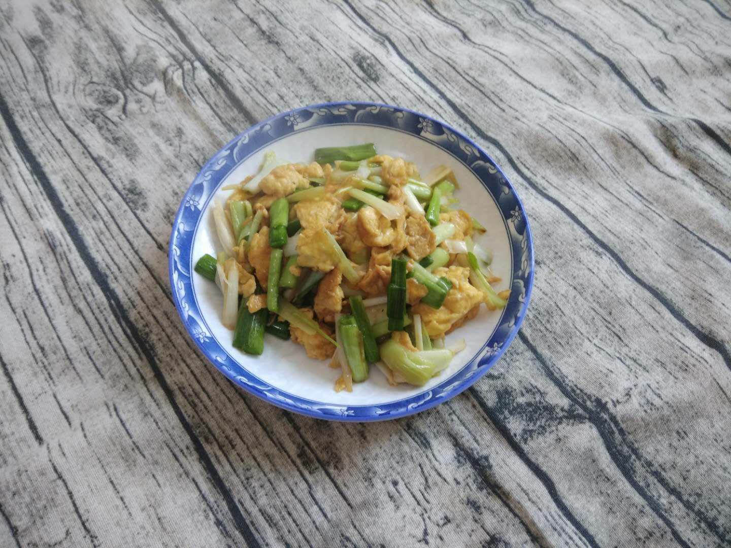 青蒜炒雞蛋的做法-家常味炒菜譜