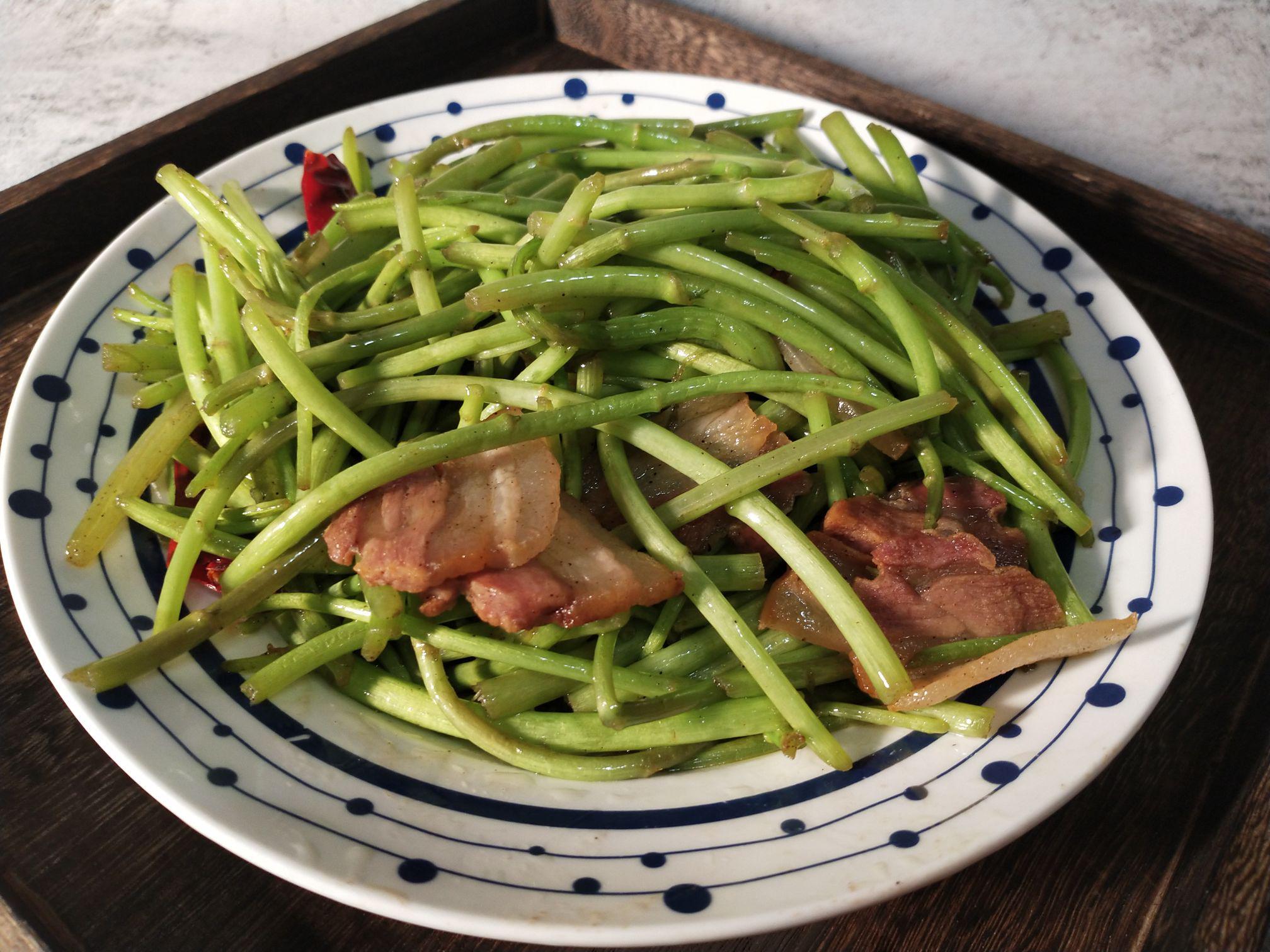 藜蒿炒臘肉的做法-家常味炒菜譜