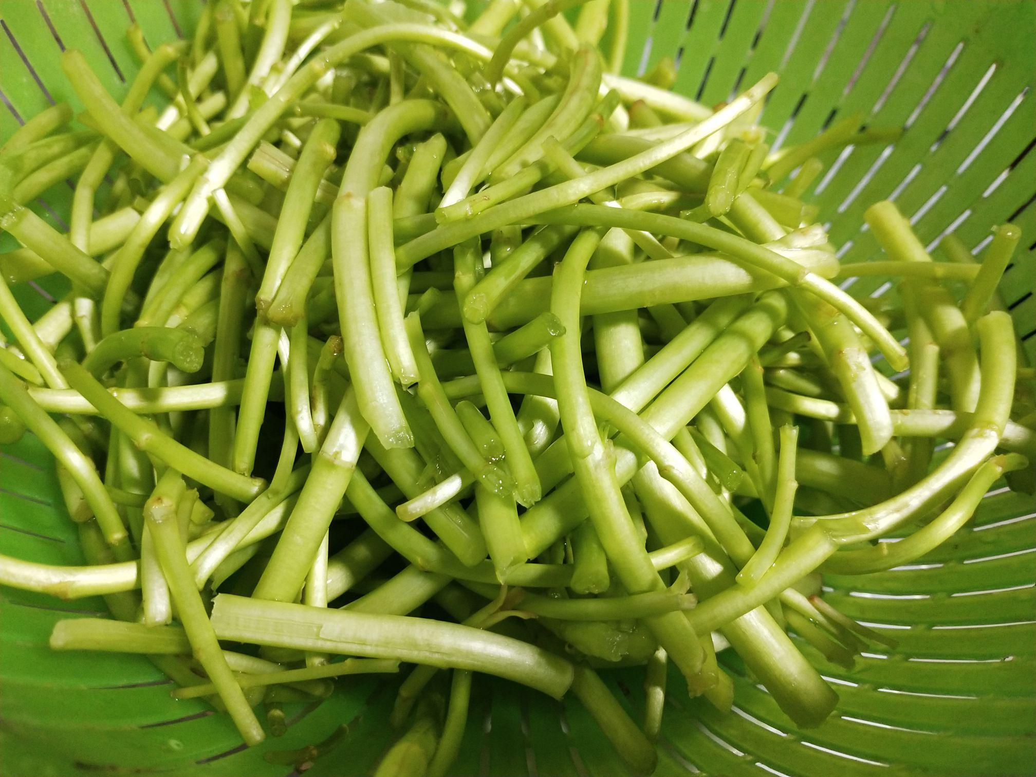 藜蒿炒臘肉的做法-家常味炒菜譜