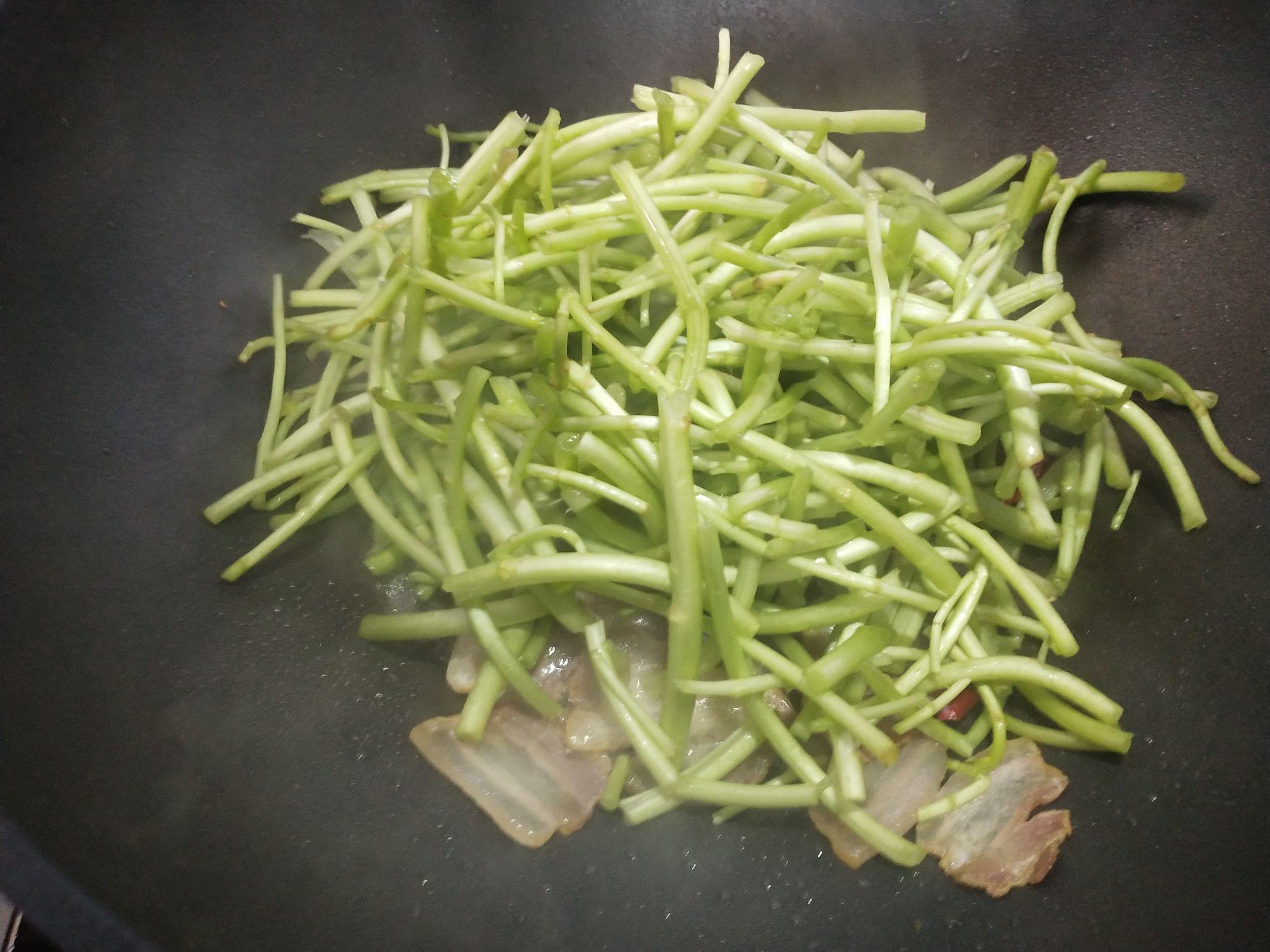 藜蒿炒臘肉的做法-家常味炒菜譜