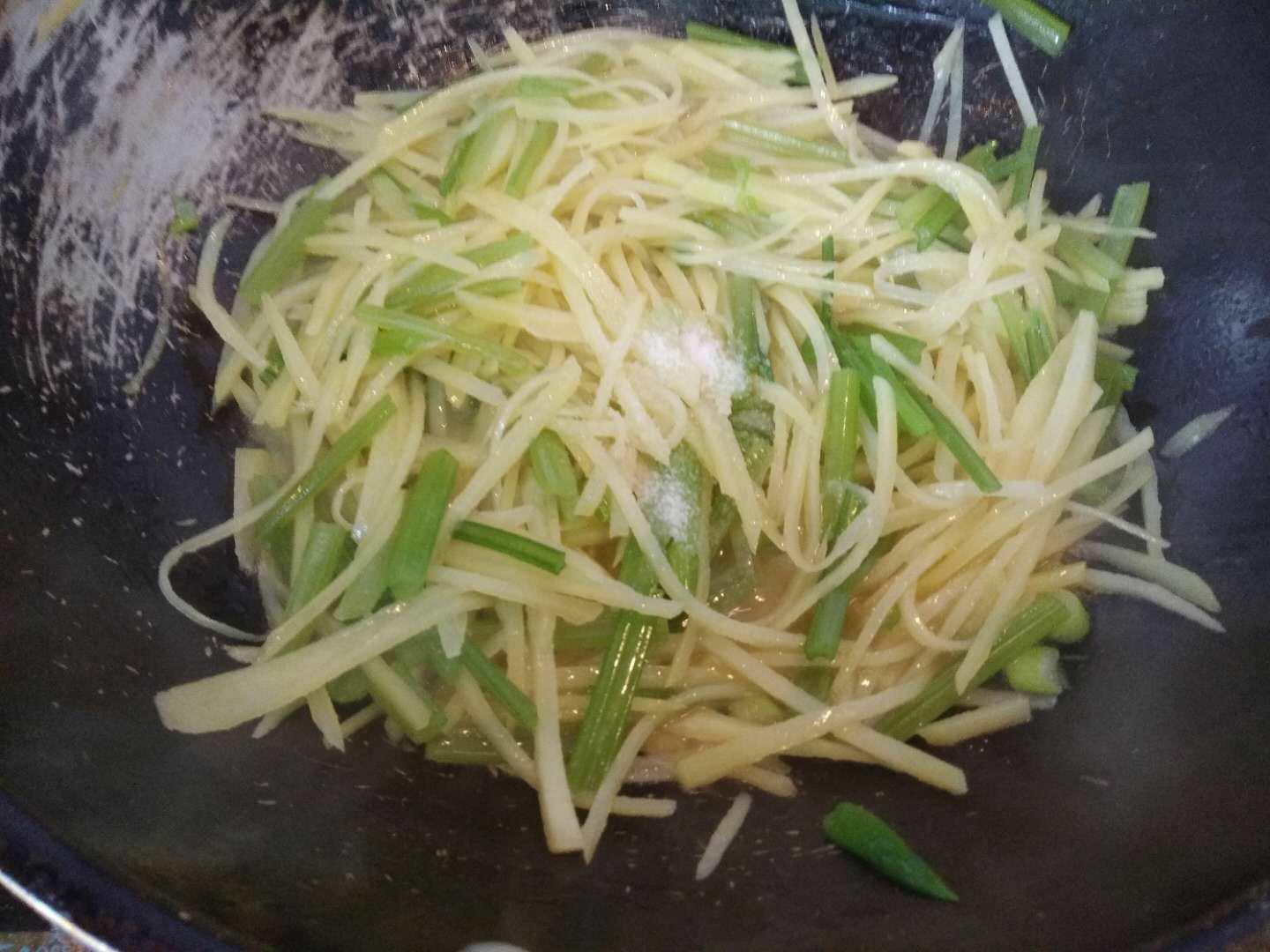 土豆絲炒芹菜的做法-家常味炒菜譜
