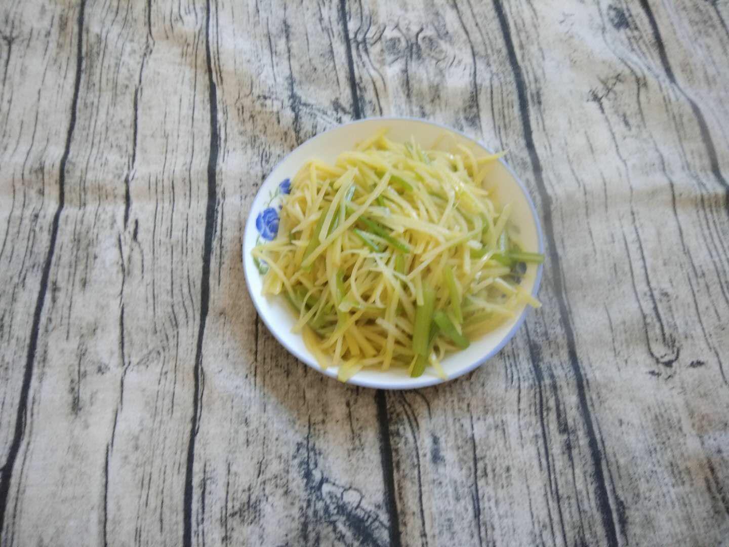 土豆絲炒芹菜的做法-家常味炒菜譜