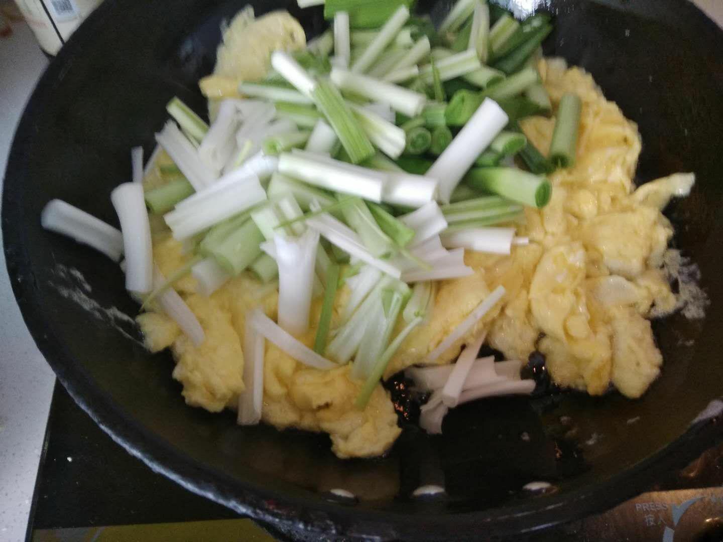 青蒜炒雞蛋的做法-家常味炒菜譜