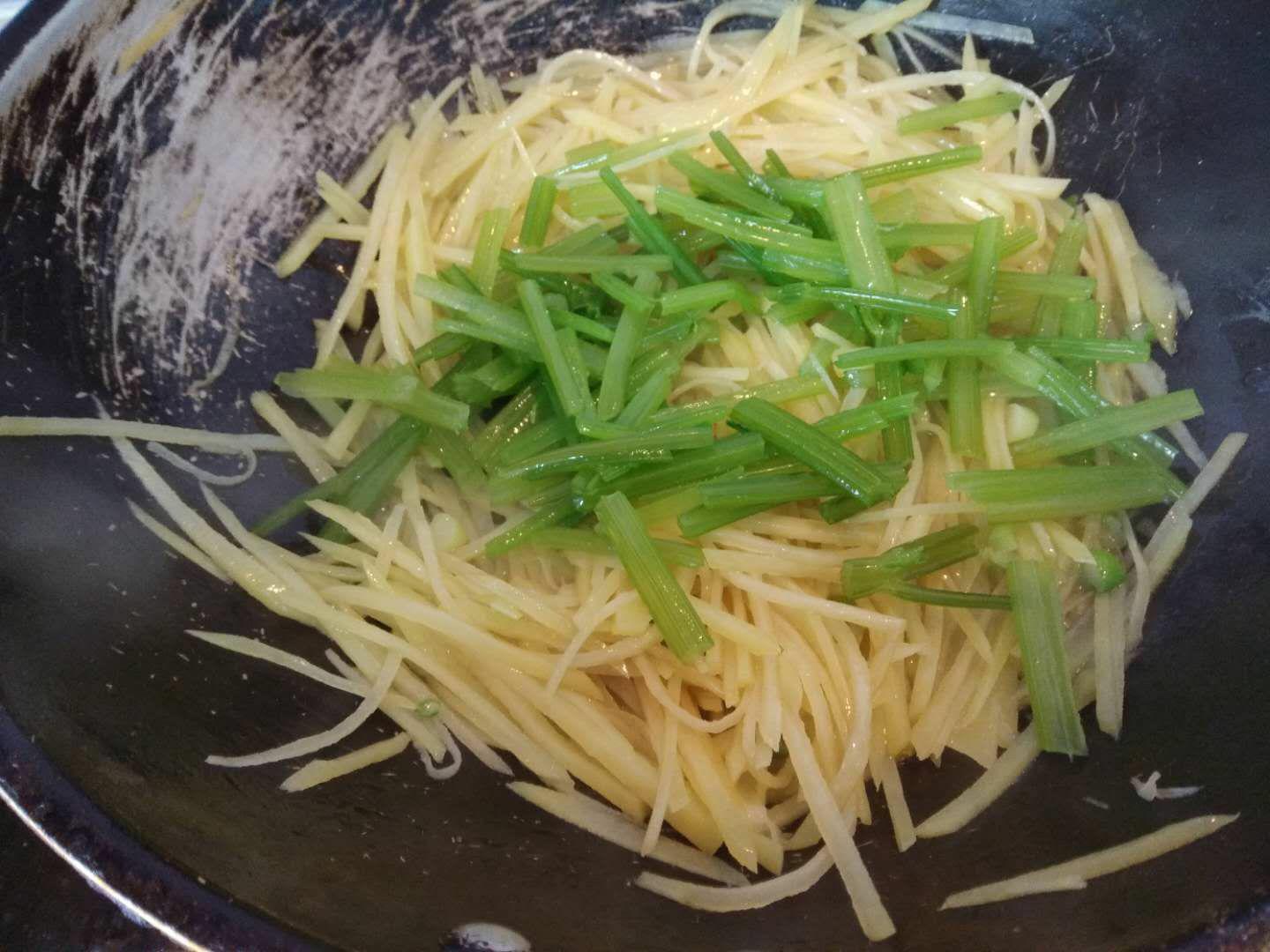 土豆絲炒芹菜的做法-家常味炒菜譜