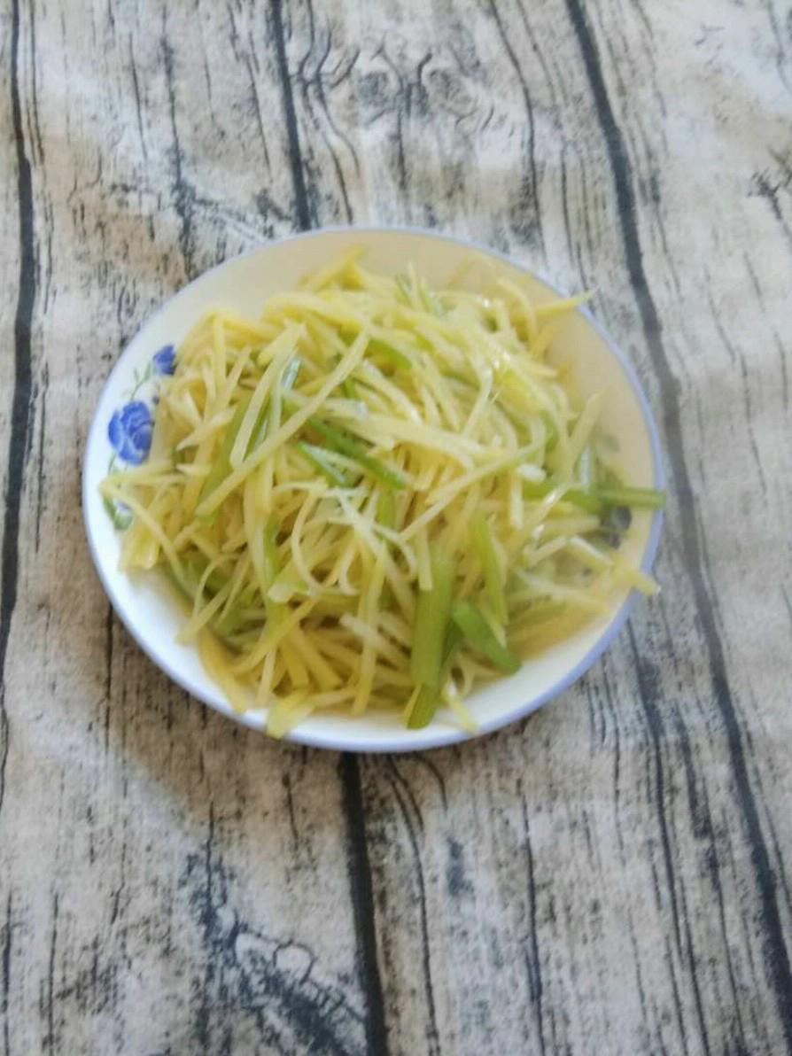 土豆絲炒芹菜的做法-家常味炒菜譜