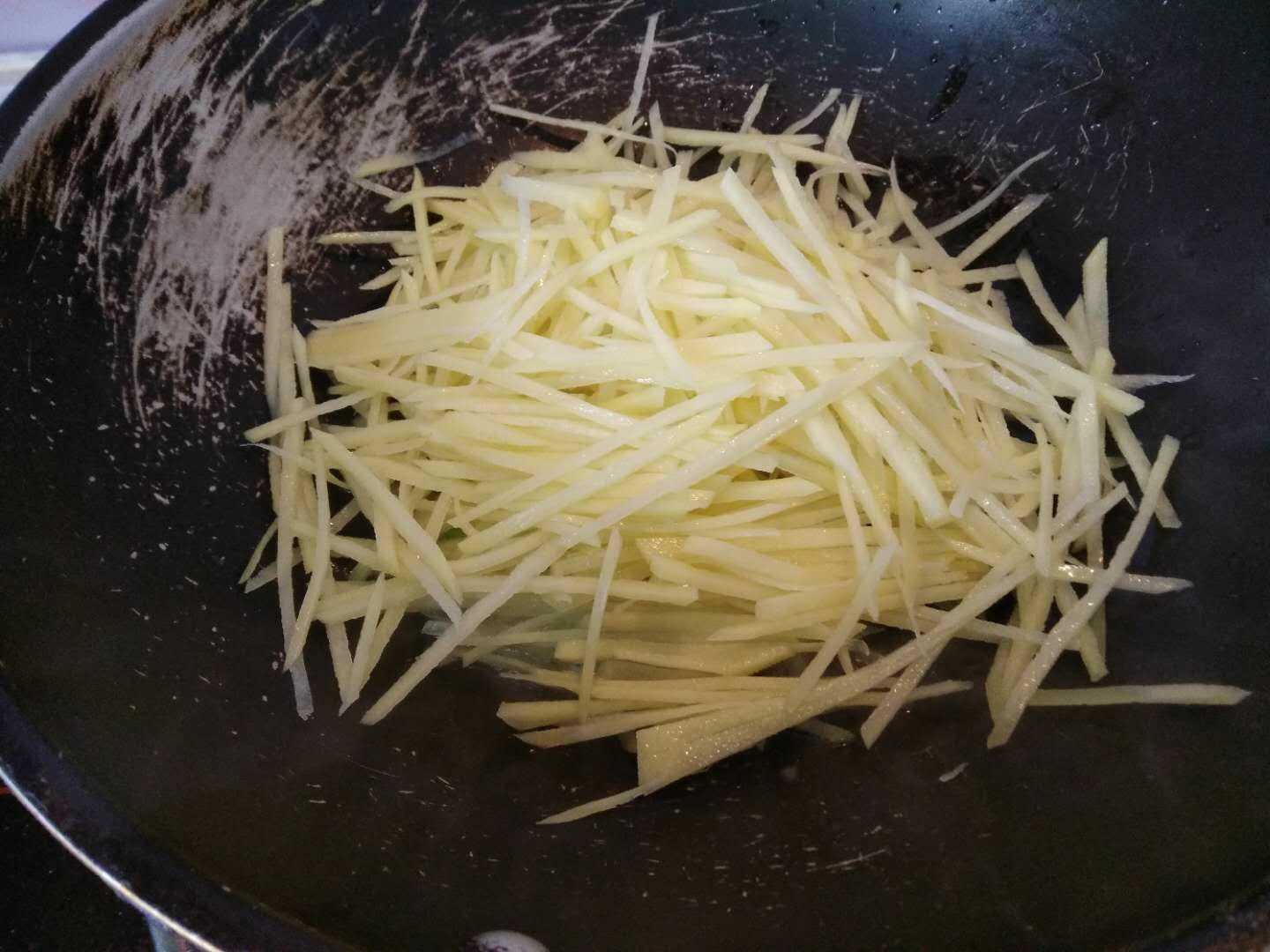 土豆絲炒芹菜的做法-家常味炒菜譜