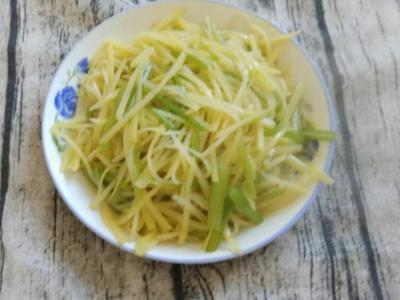 土豆絲炒芹菜的做法-家常味炒菜譜