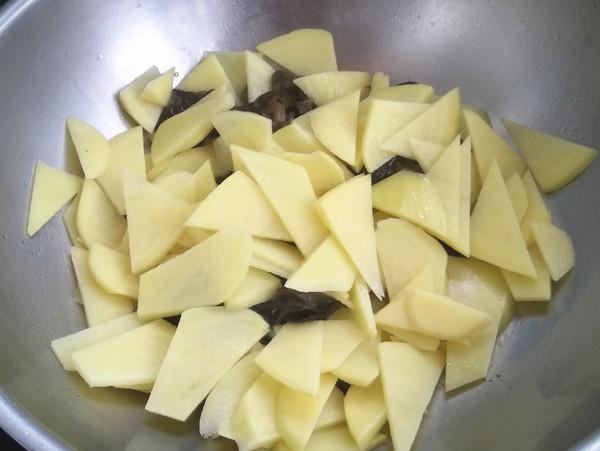 木耳燒土豆的做法-家常味燒菜譜