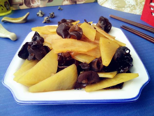 木耳燒土豆的做法-家常味燒菜譜