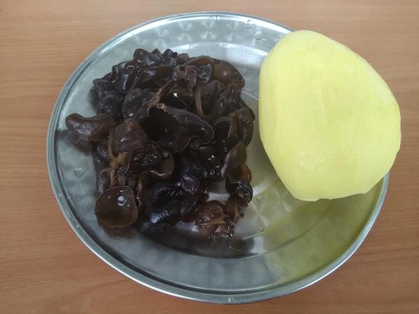 木耳燒土豆的做法-家常味燒菜譜