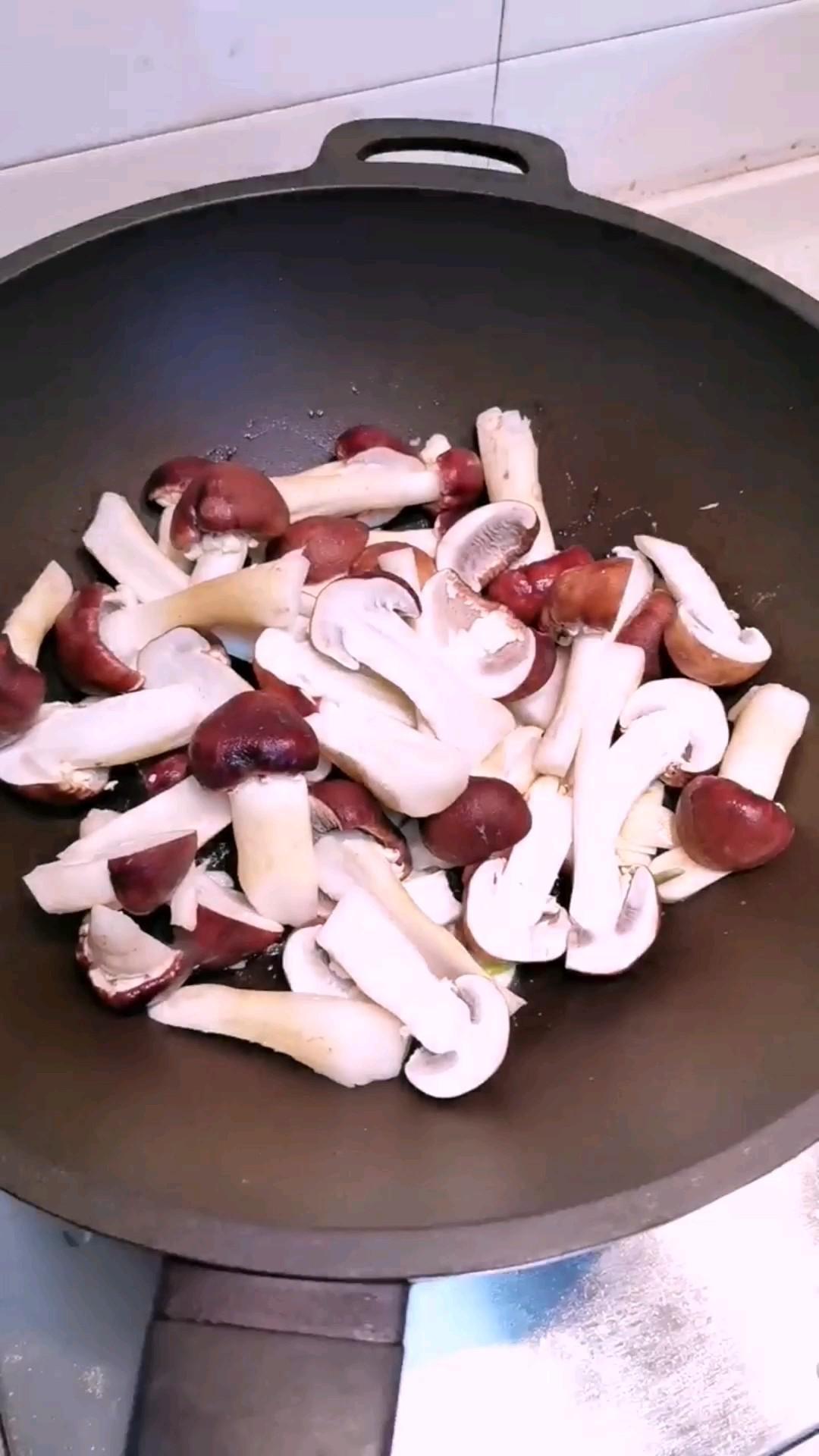 干煸松茸的做法-家常味煎菜譜