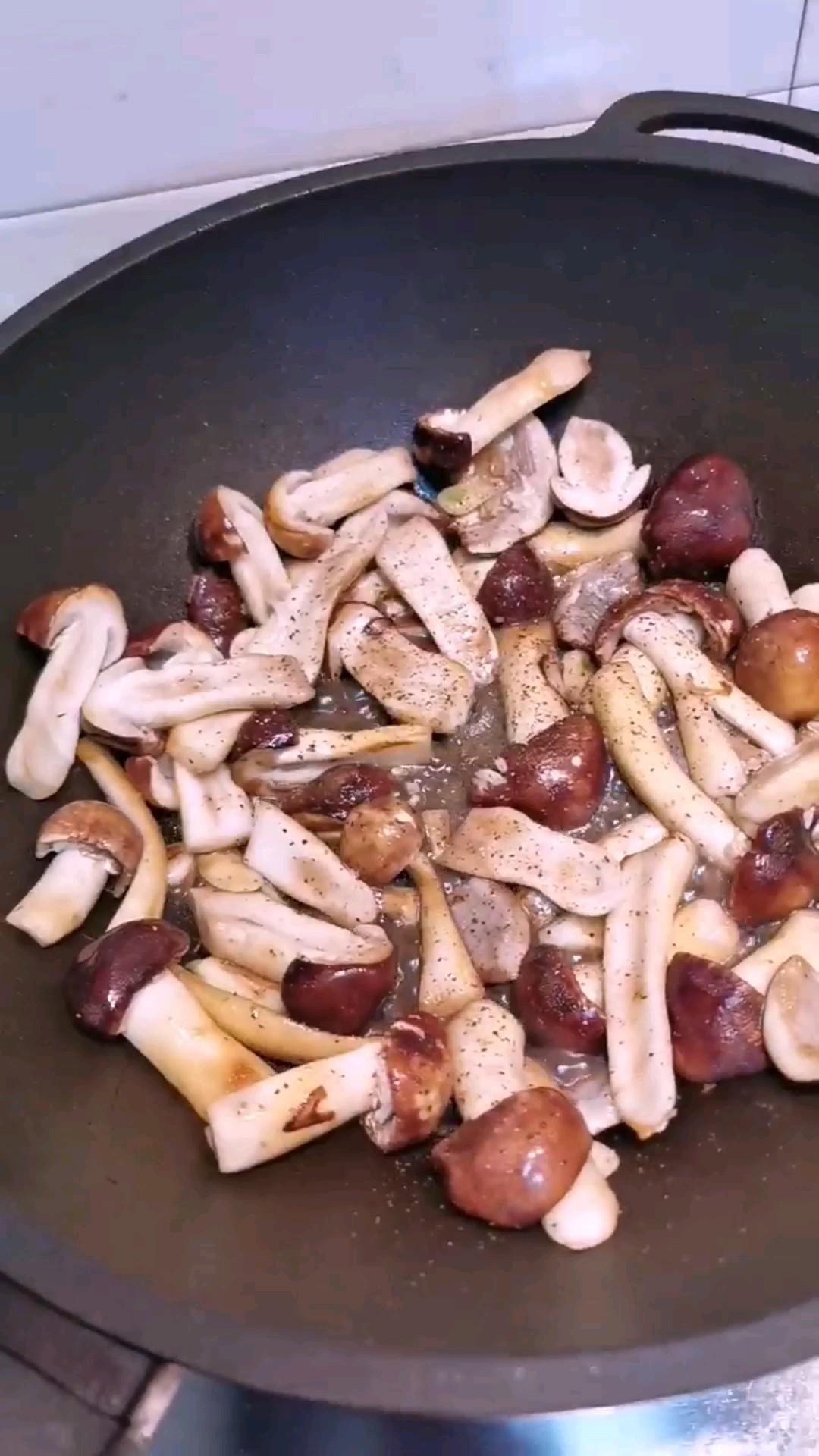 干煸松茸的做法-家常味煎菜譜