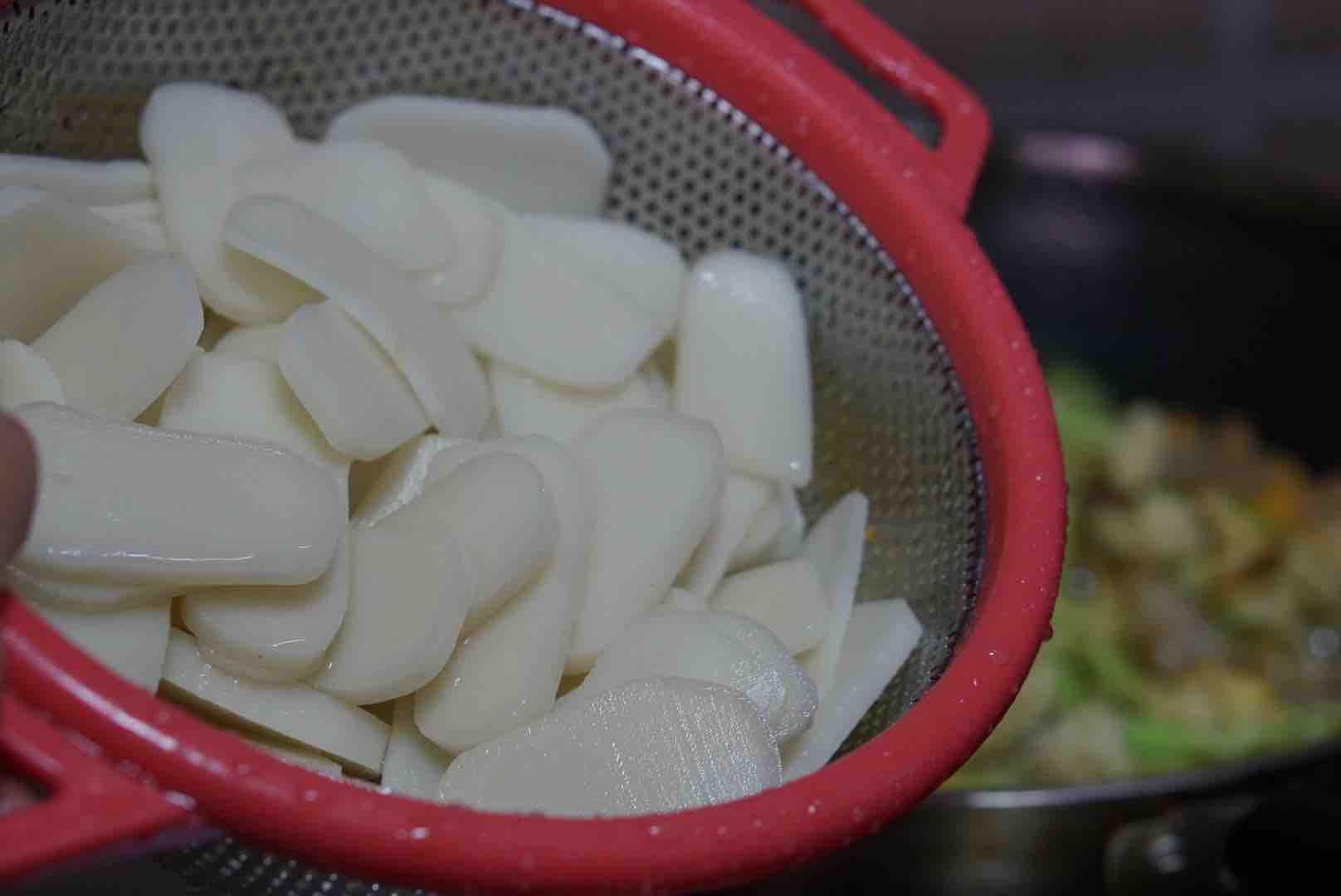 油渣花菜炒年糕的做法-家常味炒菜譜