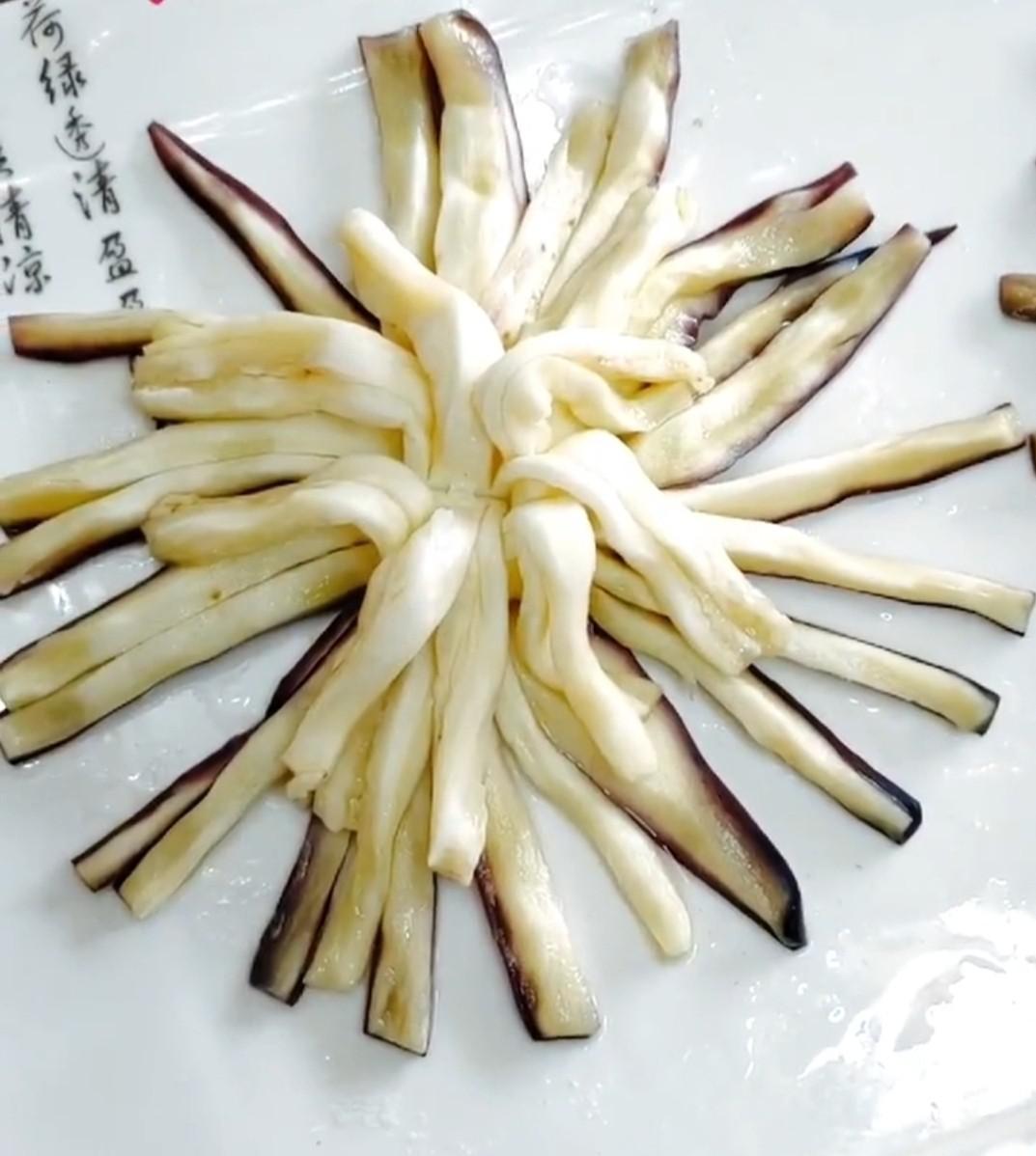 菊花茄子的做法-蒜香味蒸菜譜