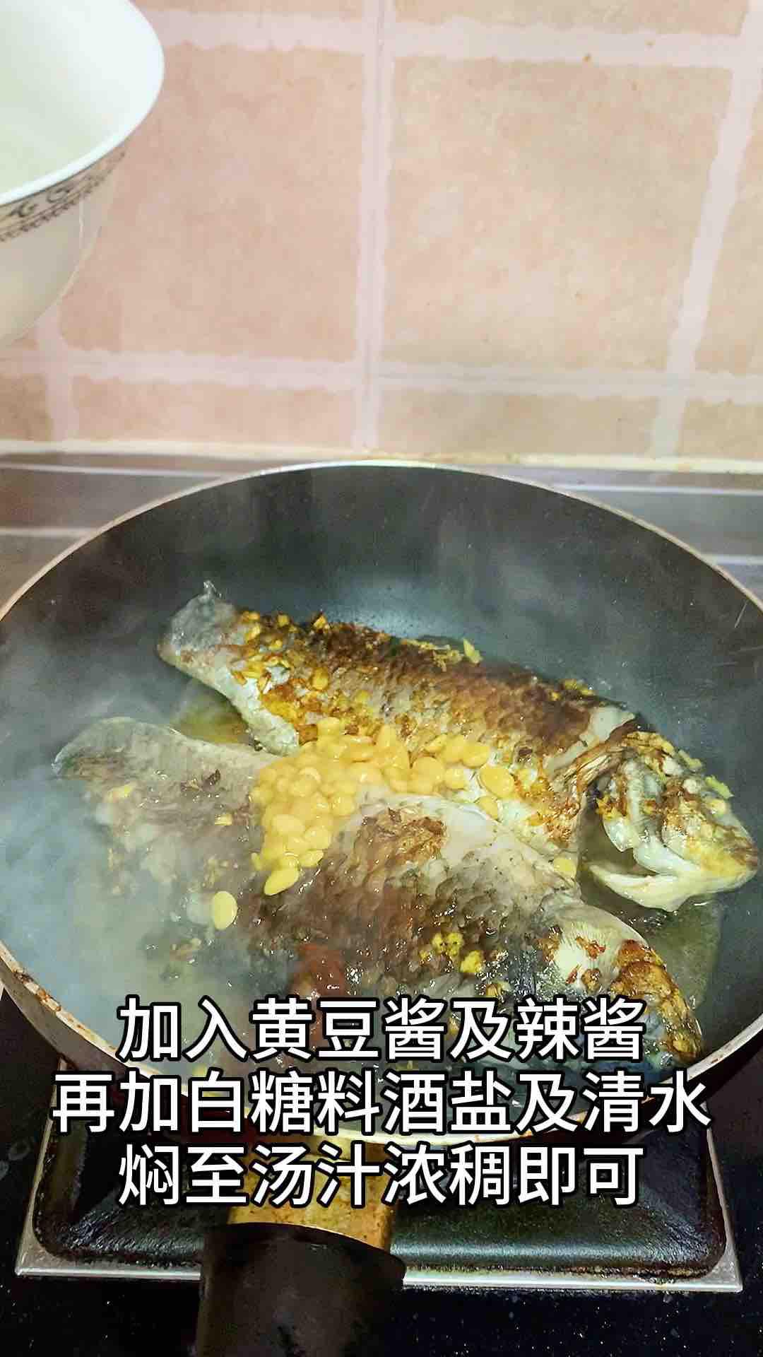 雙醬燒鯽魚的做法-家常味燒菜譜