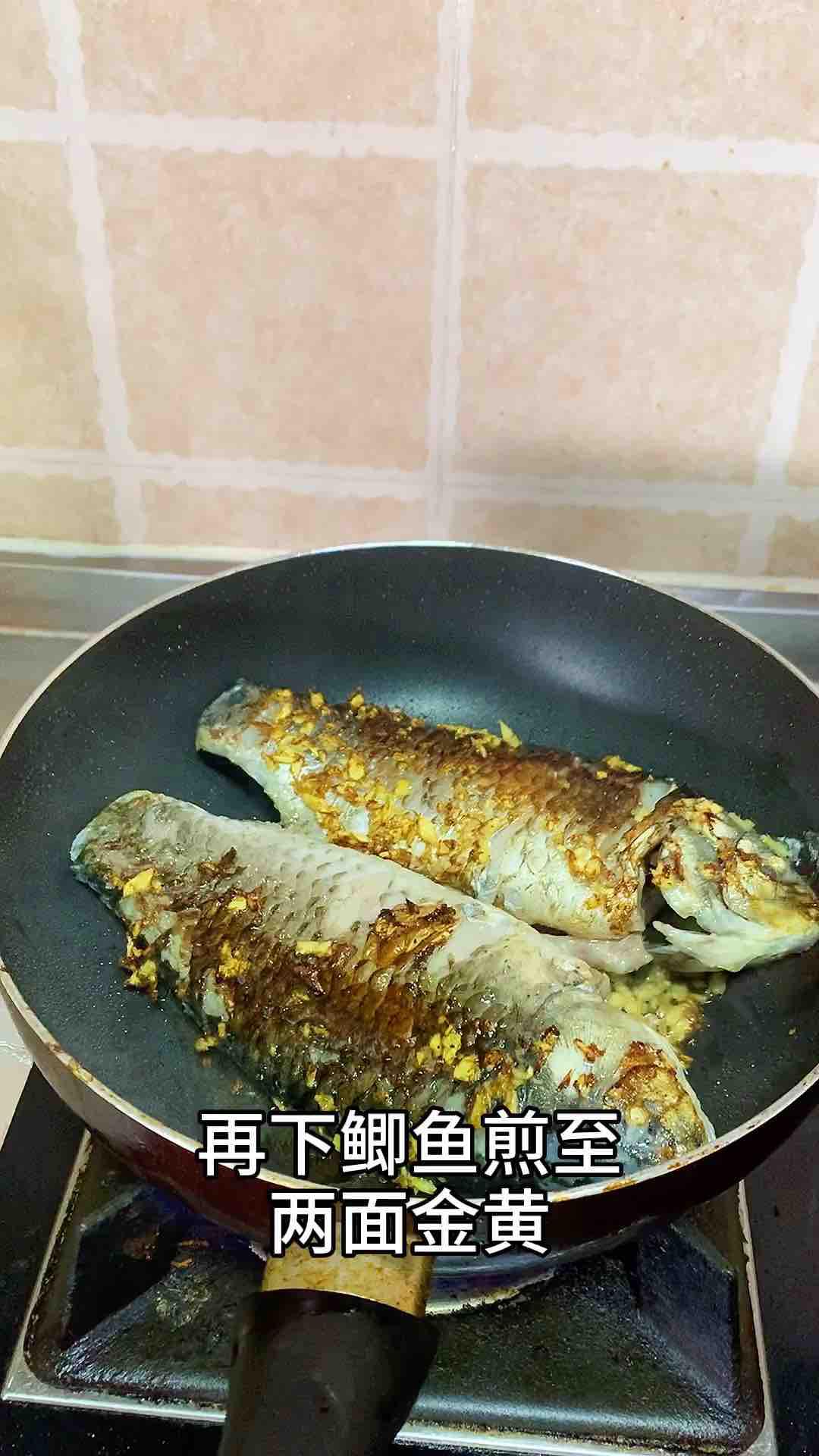 雙醬燒鯽魚的做法-家常味燒菜譜