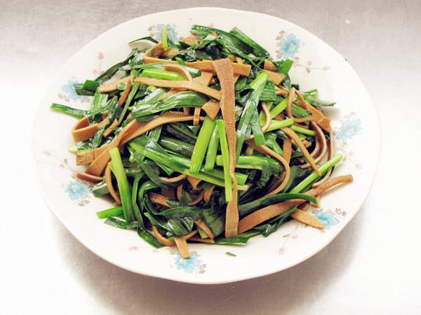 豆皮卷炒韭菜的做法-家常味炒菜譜