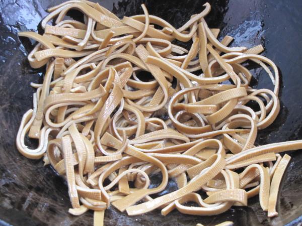 豆皮卷炒韭菜的做法-家常味炒菜譜