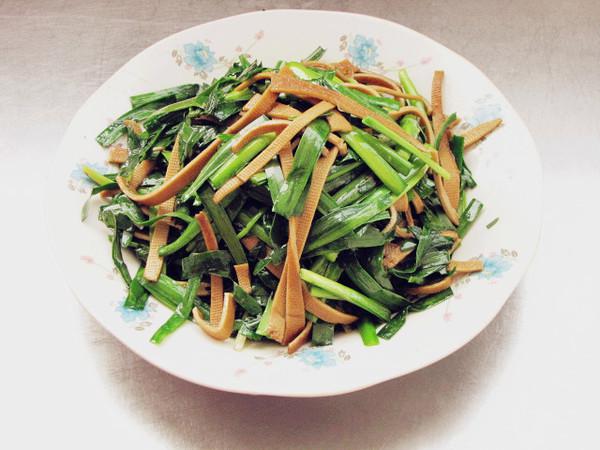 豆皮卷炒韭菜的做法-家常味炒菜譜