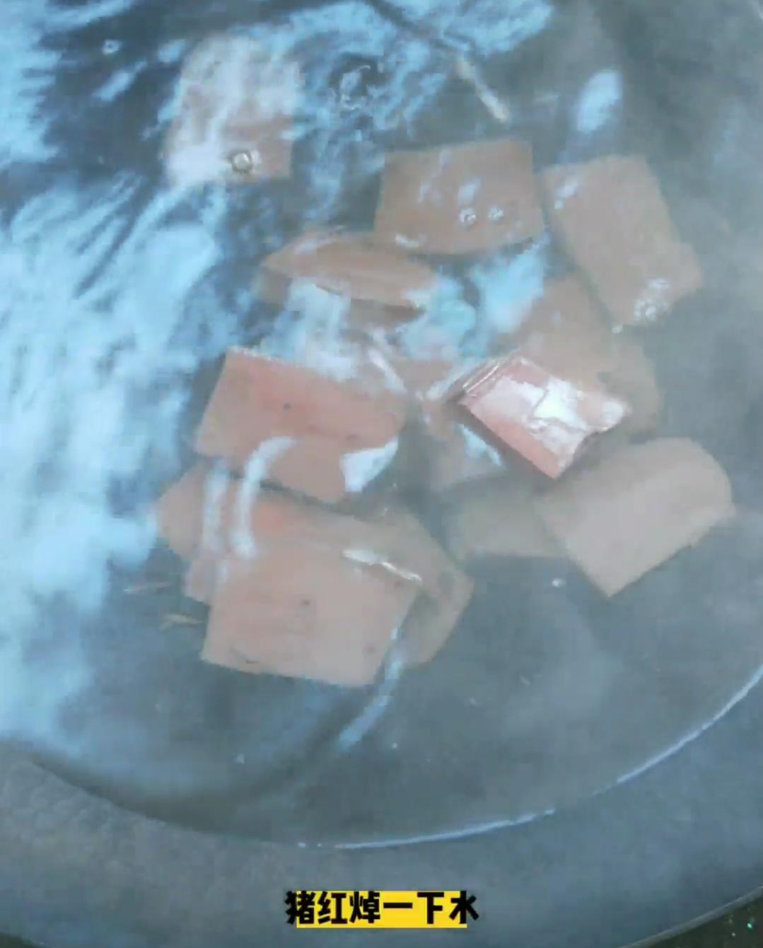 香辣豬紅湯的做法-香辣味煮菜譜-易網<a href=http://m.henggaotouzi.com/ target=_blank class=infotextkey>健康養生</a>網 香辣豬紅湯的做法-香辣味煮菜譜