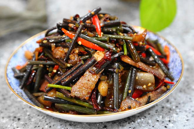 臘肉炒蕨菜的做法-香辣味炒菜譜