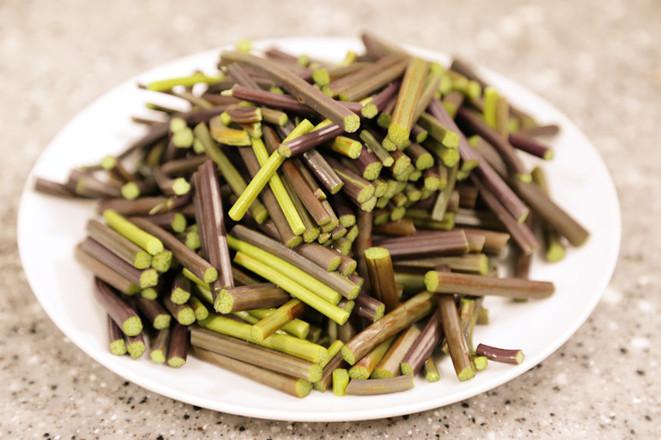 臘肉炒蕨菜的做法-香辣味炒菜譜