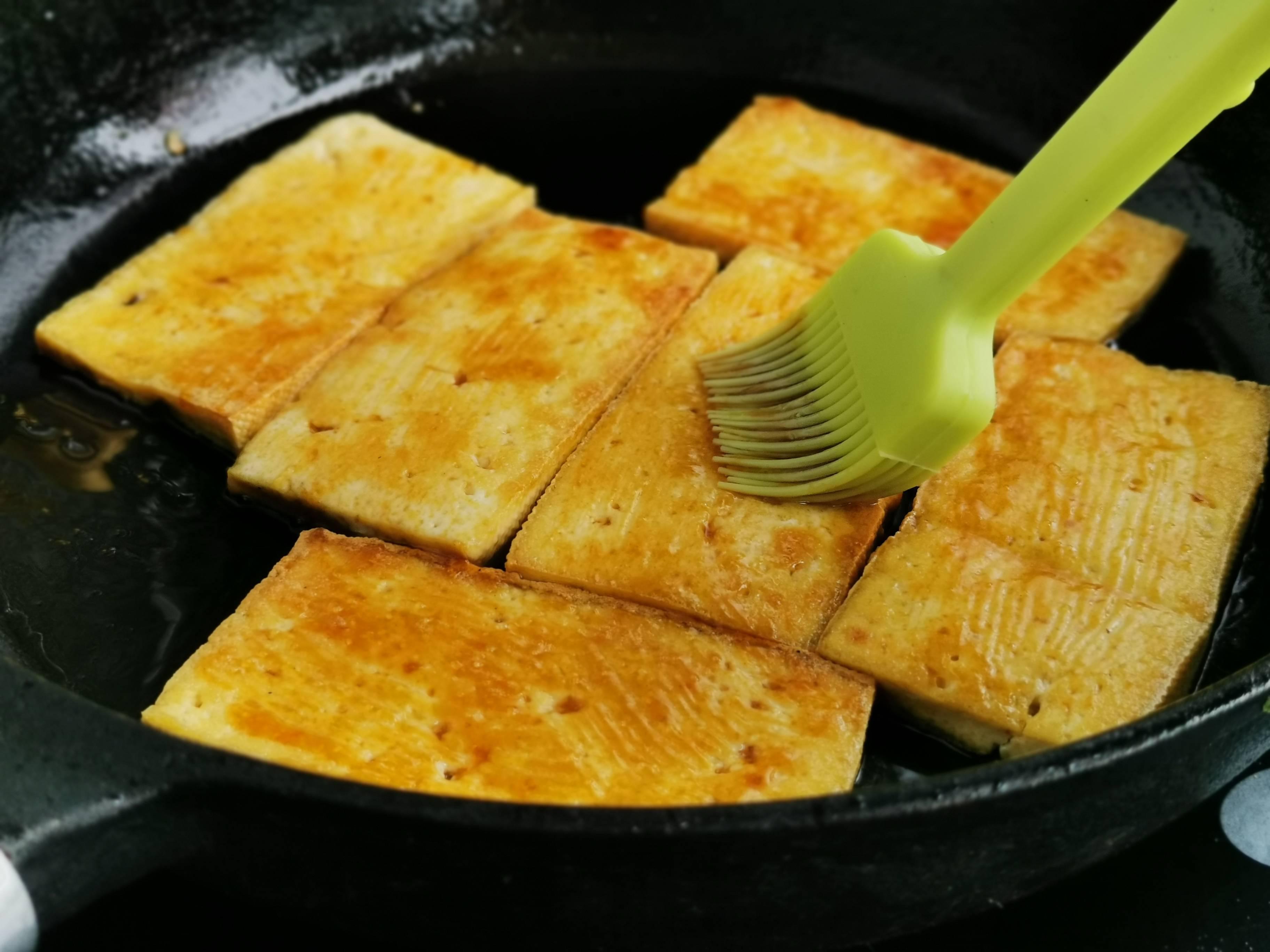 鐵板豆腐的做法-麻辣味煎菜譜