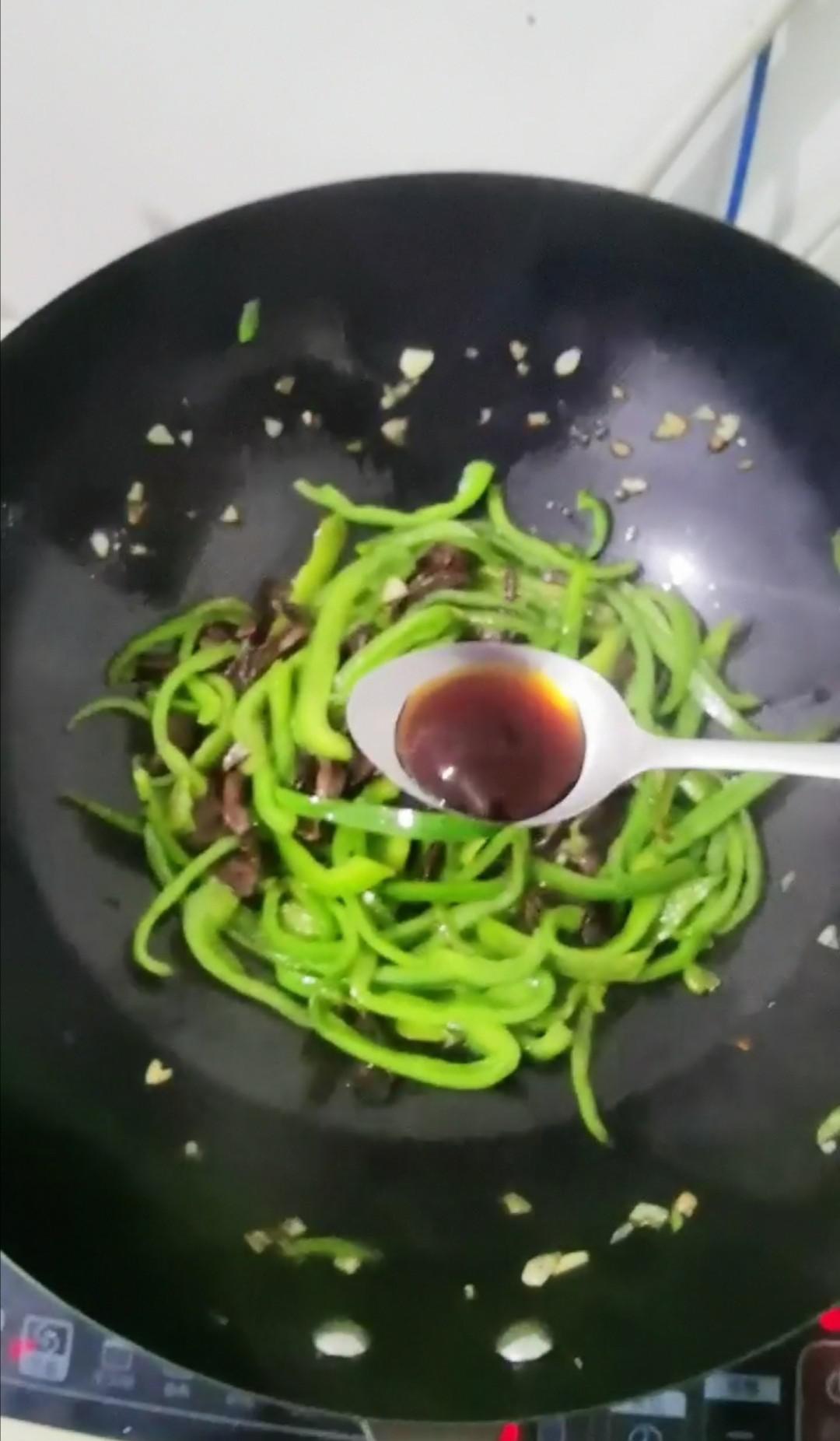 辣椒炒蘑菇的做法-咸鮮味炒菜譜