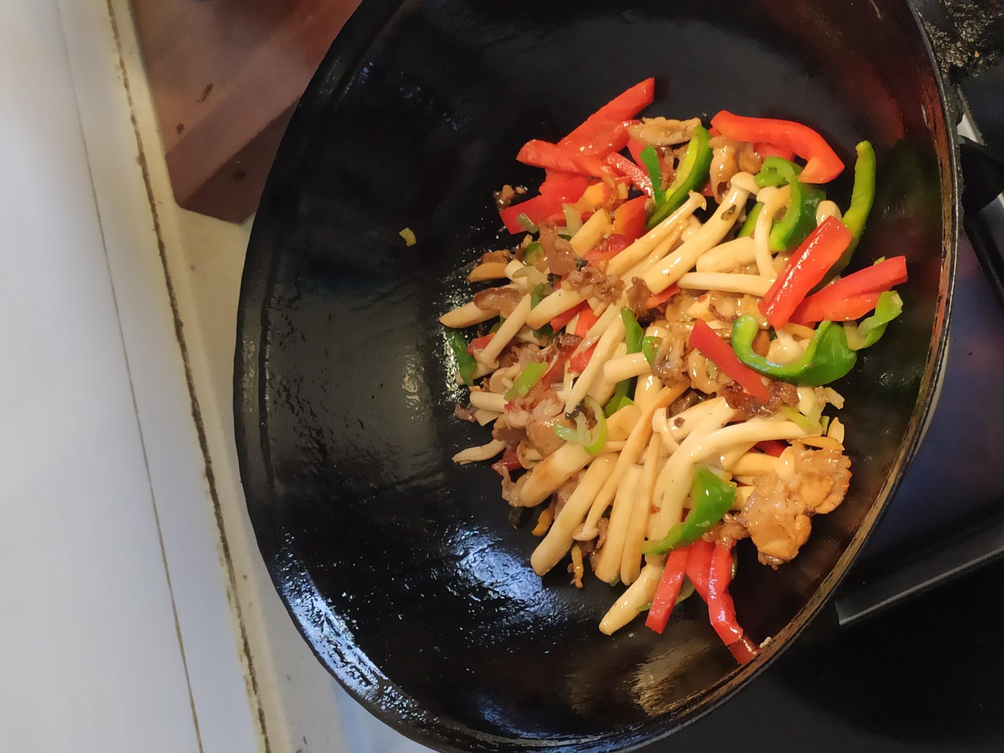 彩椒炒白玉菇的做法-咸鮮味炒菜譜