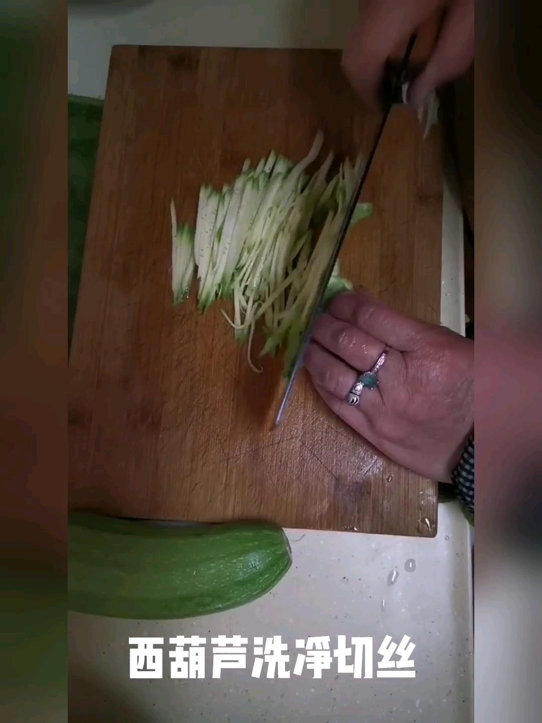 炒西葫蘆的做法-家常味炒菜譜