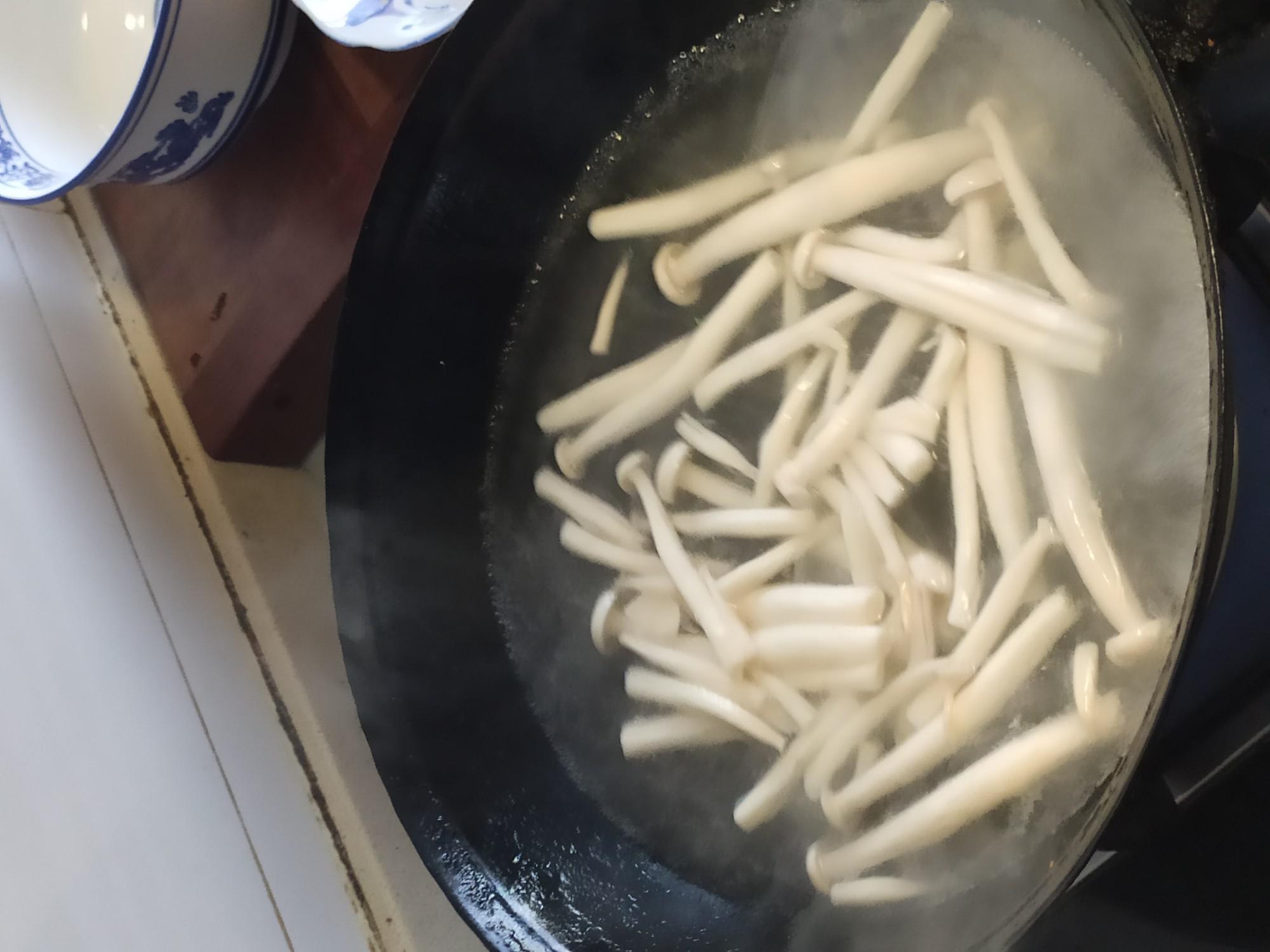 彩椒炒白玉菇的做法-咸鮮味炒菜譜