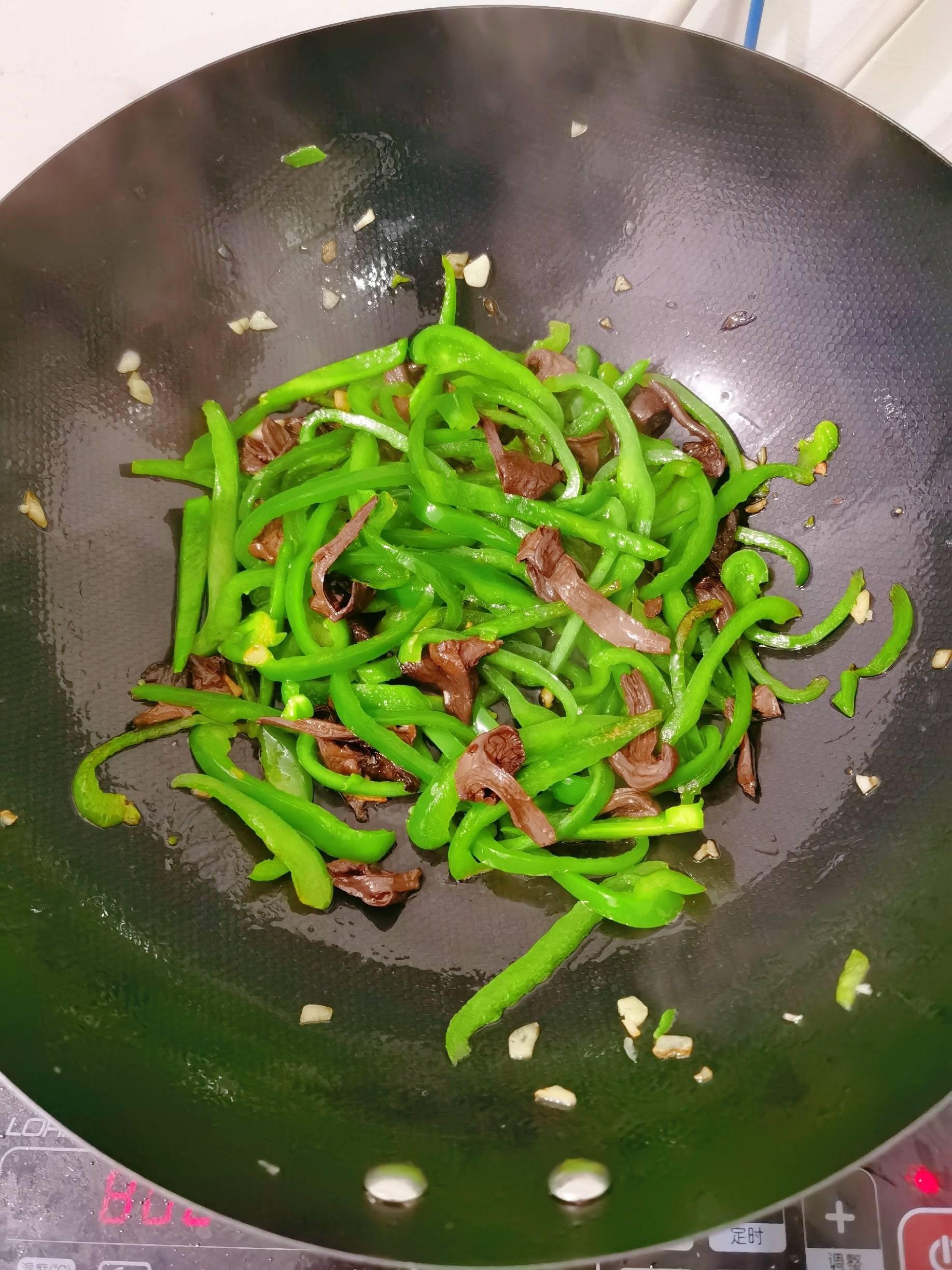 辣椒炒蘑菇的做法-咸鮮味炒菜譜