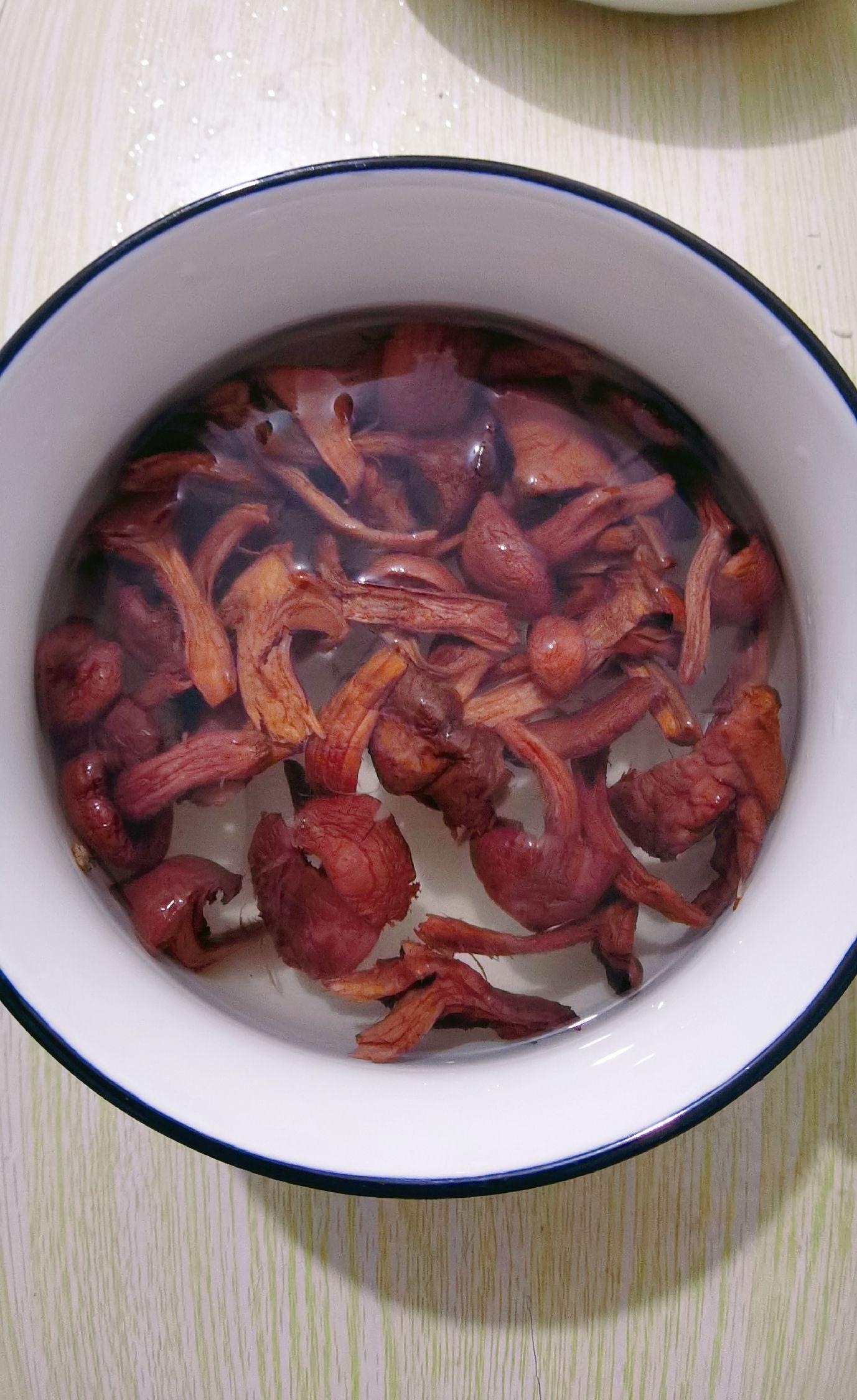 辣椒炒蘑菇的做法-咸鮮味炒菜譜