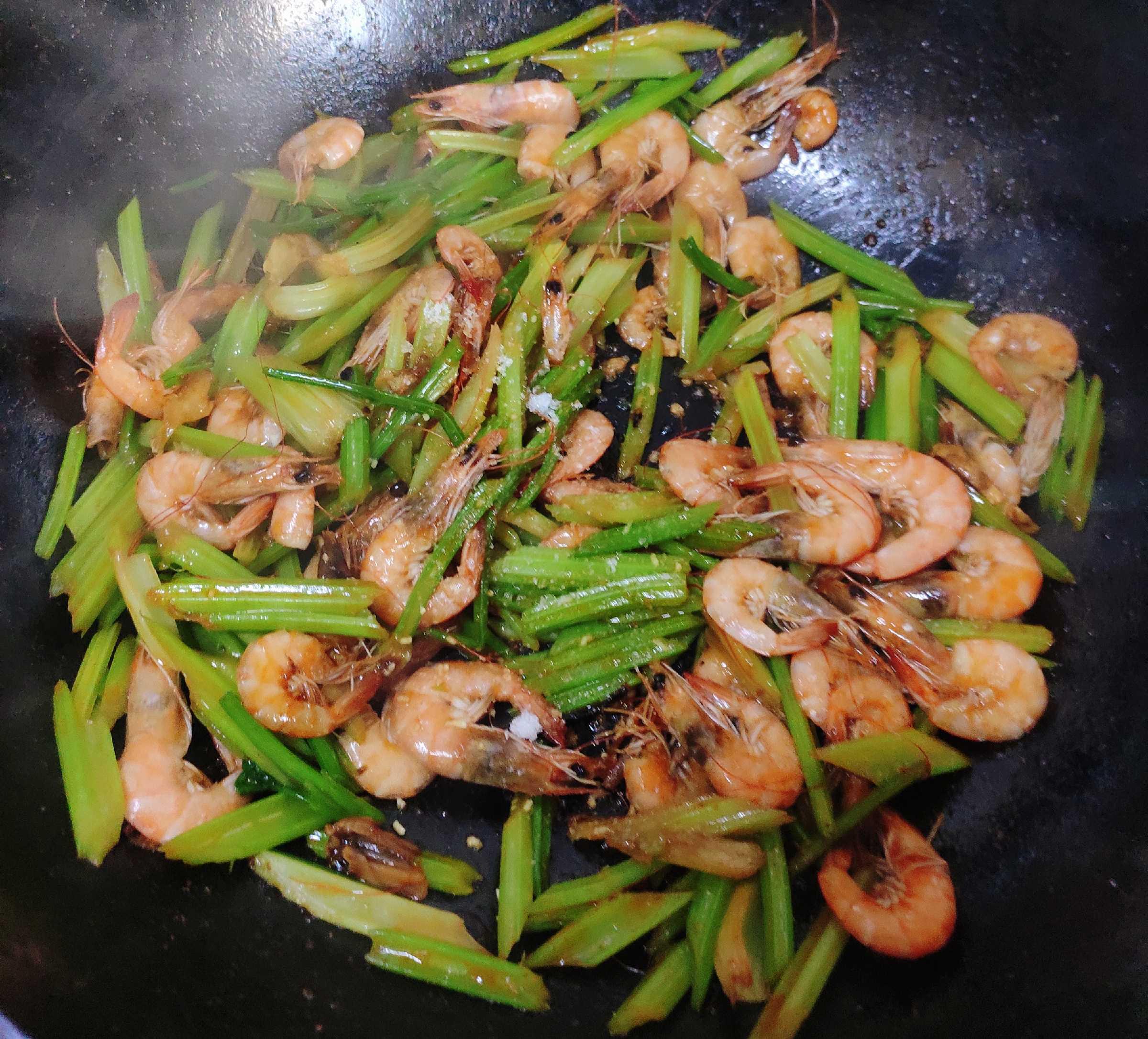 芹菜小河蝦的做法-咸鮮味炒菜譜-易網健康養生網 芹菜小河蝦的做法-咸鮮味炒菜譜