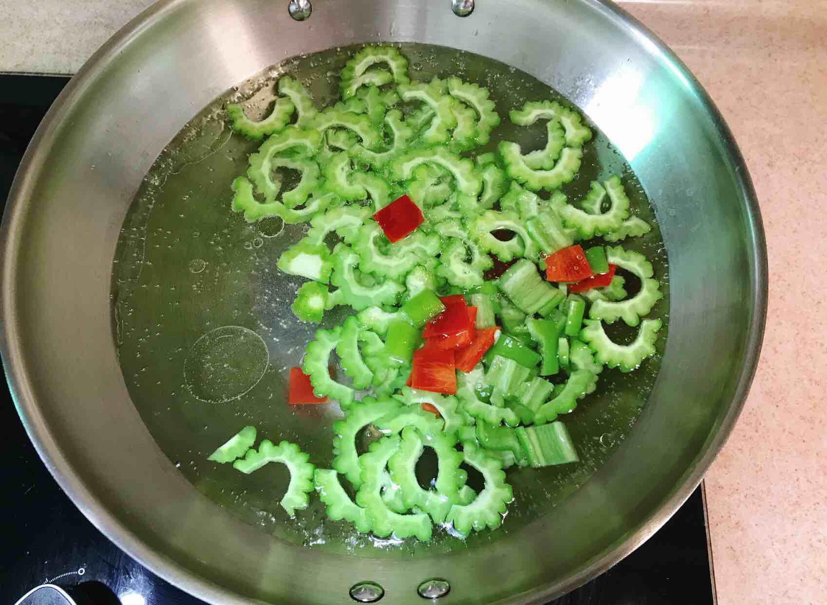 爽口苦瓜的做法-家常味拌菜譜-易網(wǎng)健康養(yǎng)生網(wǎng) 爽口苦瓜的做法-家常味拌菜譜