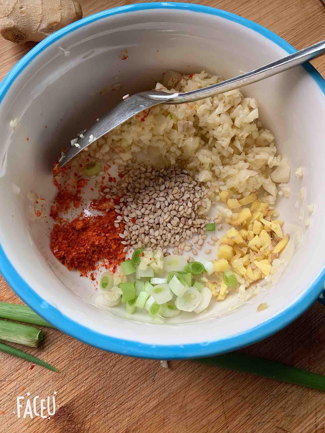 手撕雞的做法-酸辣味拌菜譜-易網健康養生網 手撕雞的做法-酸辣味拌菜譜