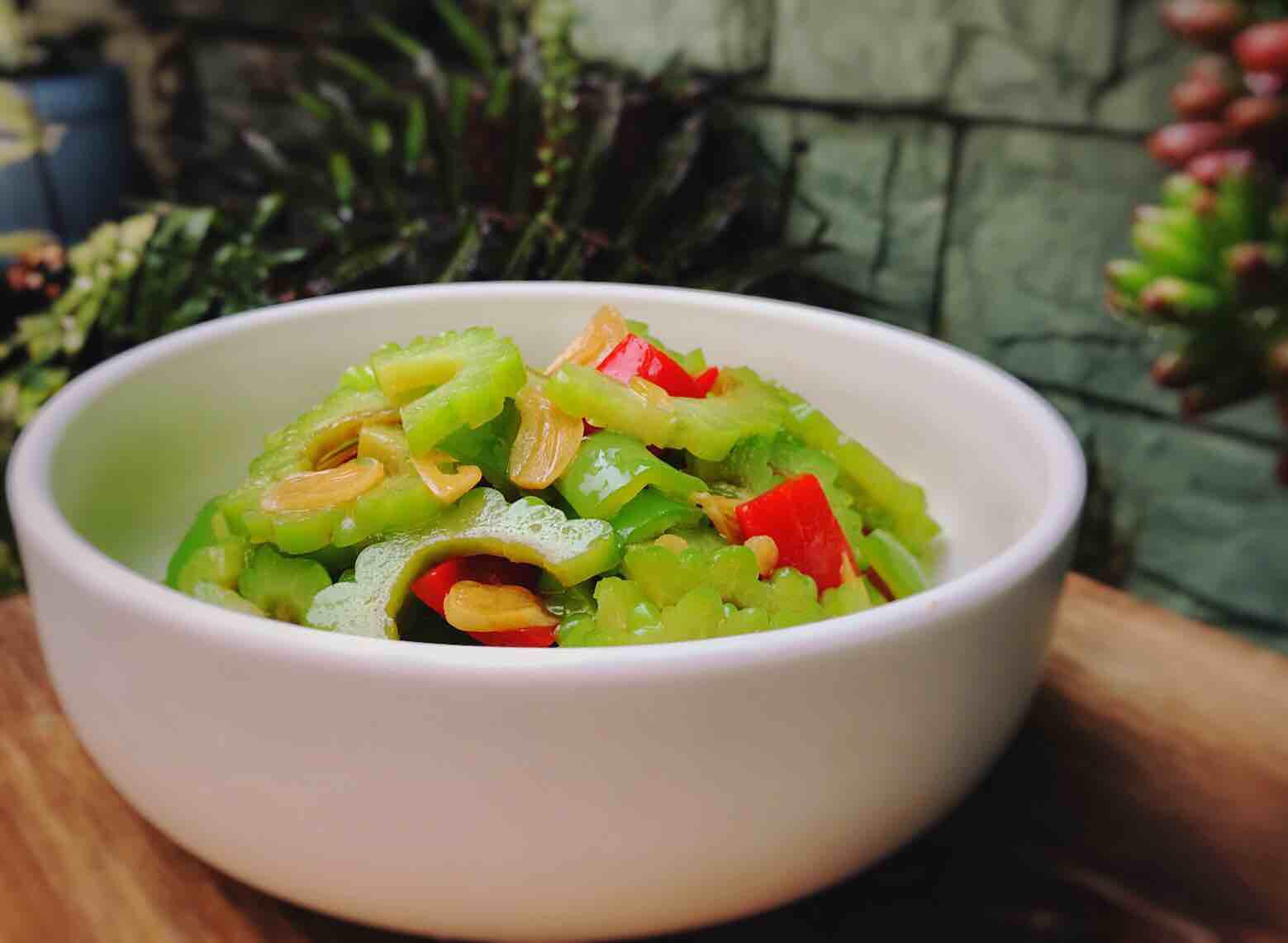 爽口苦瓜的做法-家常味拌菜譜-易網(wǎng)健康養(yǎng)生網(wǎng) 爽口苦瓜的做法-家常味拌菜譜